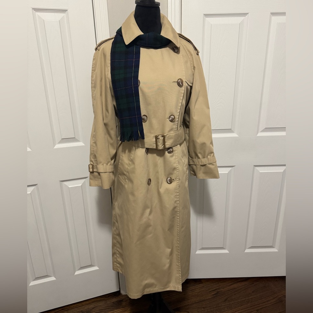 Vintage women’s London Fog trenchcoat. Excellent condition.